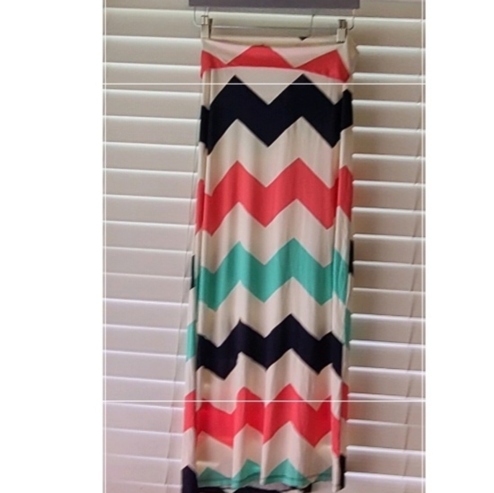MAXI SKIRT size Medium juniors would fit small medium. NWT